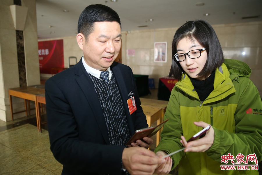 幫代表使用大象融媒映象網(wǎng)微信打印機現(xiàn)場打印照片。