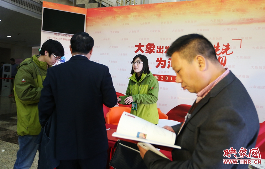 向代表、委員講解大象融媒旗下出品的新聞產(chǎn)品。