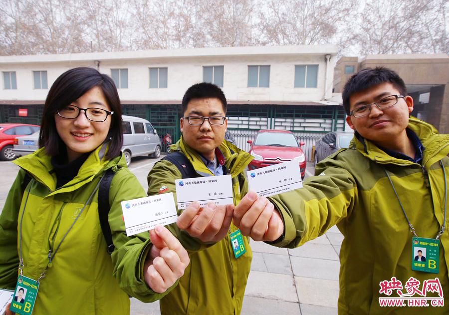 南樂天和同事展示新印制的大象融媒名片。