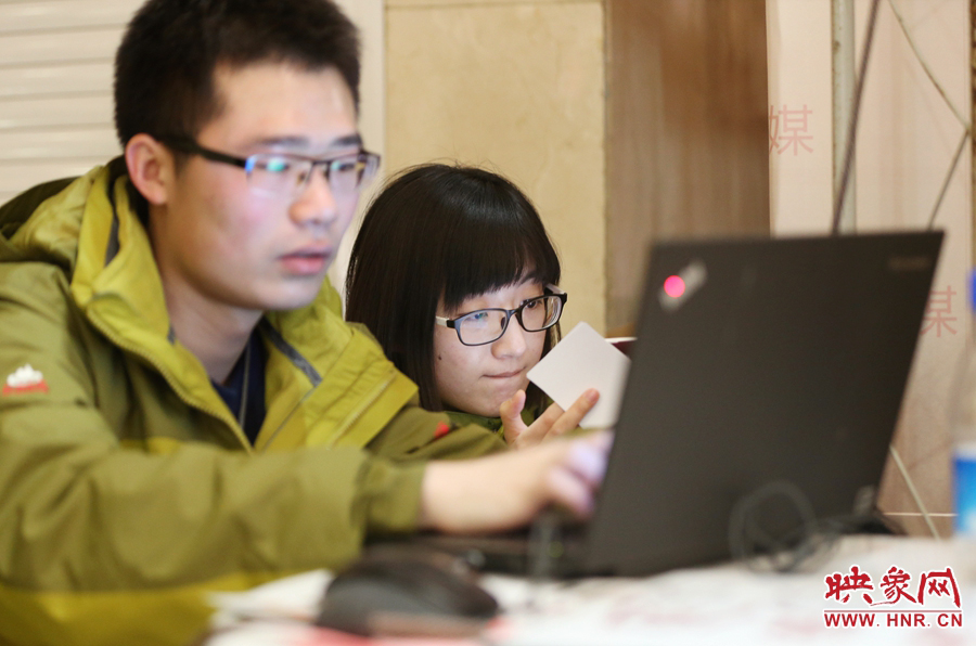 與同事現(xiàn)場寫稿子的樂天。