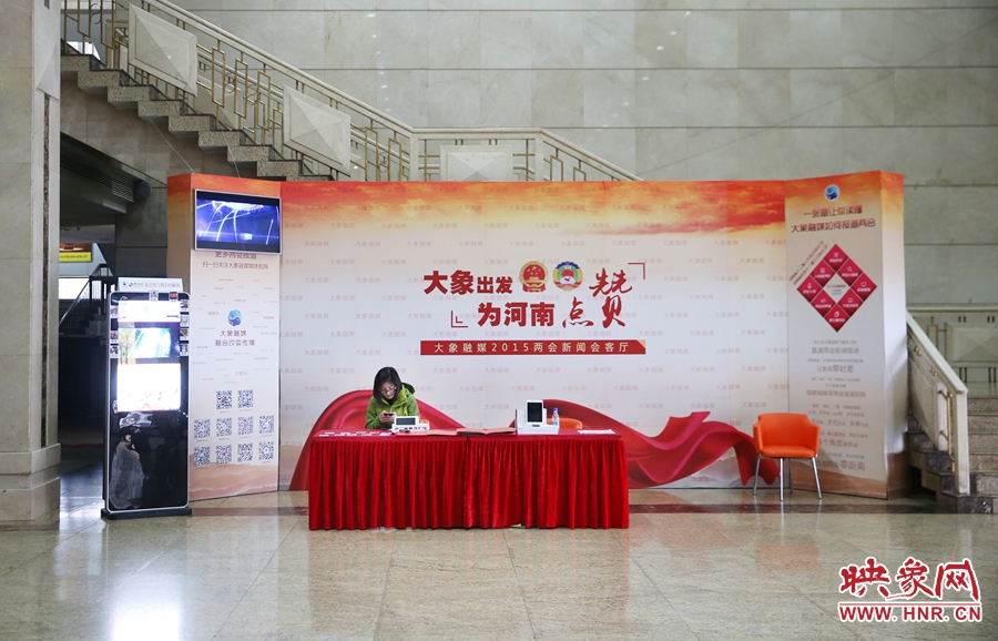 工作間隙還要更新映象網(wǎng)兩會微博。