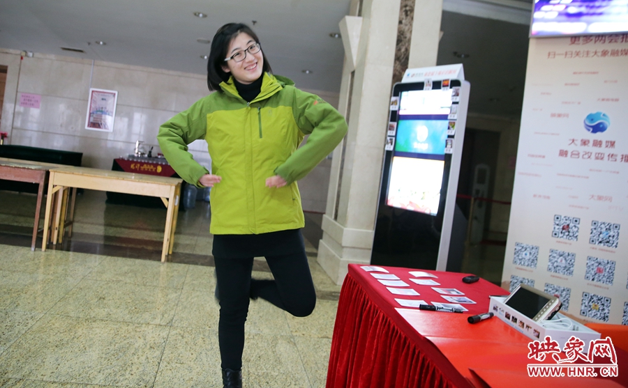 工作間隙，樂天跳起了“南式芭蕾”。