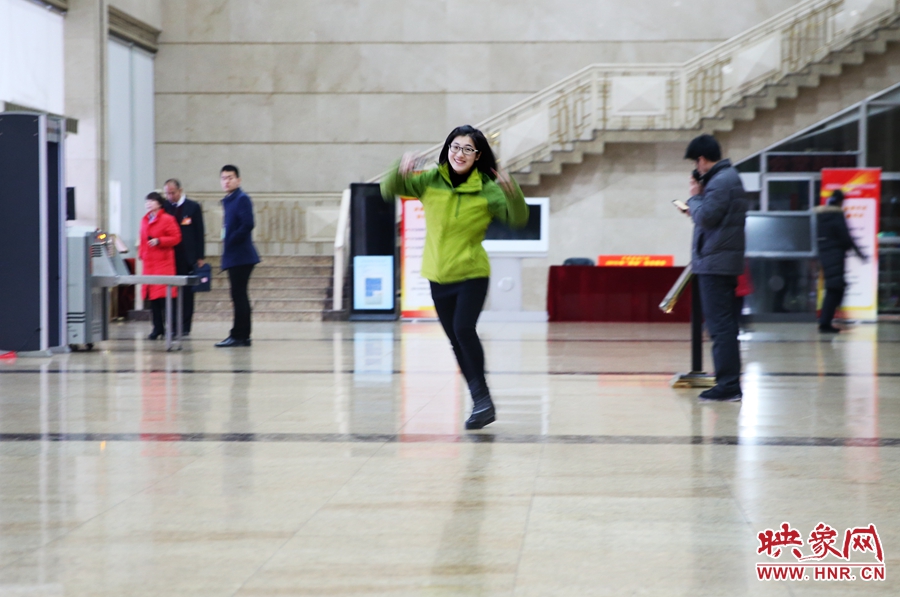 南樂天完成一個采訪后，興奮的跳了起來。