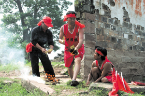 龍王廟前祭拜。
