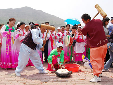 朝鮮族同胞在制作打糕 朝鮮族同胞在制作打糕
