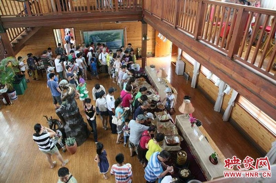 聽眾們在木屋會所享用免費(fèi)自助餐。