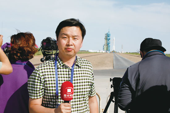 劉瑞鋒回憶，從“神舟十號(hào)”在視線中出現(xiàn)到消失的兩分鐘內(nèi)，他們的兩臺(tái)攝像機(jī)、一臺(tái)照相機(jī)就在不停地拍、拍