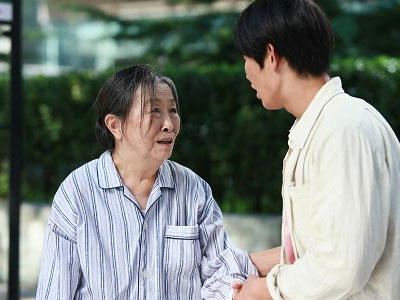 《背著奶奶進(jìn)城》劇照 《背著奶奶進(jìn)城》劇照