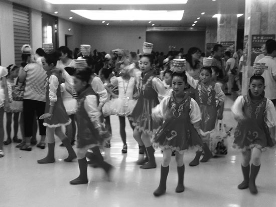 小選手開幕式前練習蒙古族頂碗舞