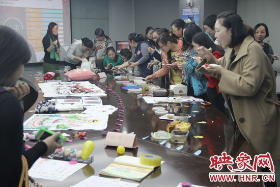 比賽現場熱鬧非凡，各位女神競相展示自己的作品