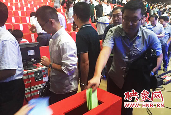 專家、評(píng)委、全局干部職工代表現(xiàn)場(chǎng)投票。