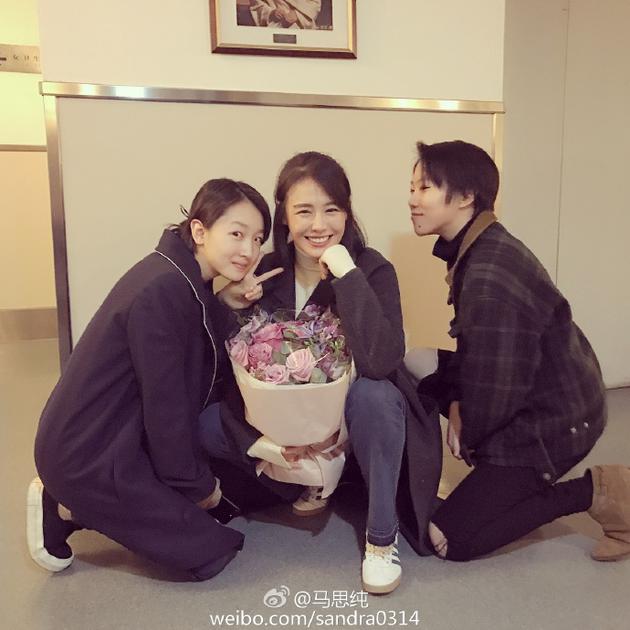 周冬雨竇靖童現(xiàn)身支持馬思純?cè)拕⊙莩? style= 周冬雨竇靖童現(xiàn)身支持馬思純?cè)拕⊙莩? complete=