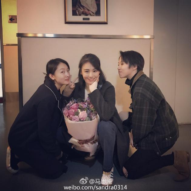 周冬雨竇靖童現(xiàn)身支持馬思純?cè)拕⊙莩? style= 周冬雨竇靖童現(xiàn)身支持馬思純?cè)拕⊙莩? complete=