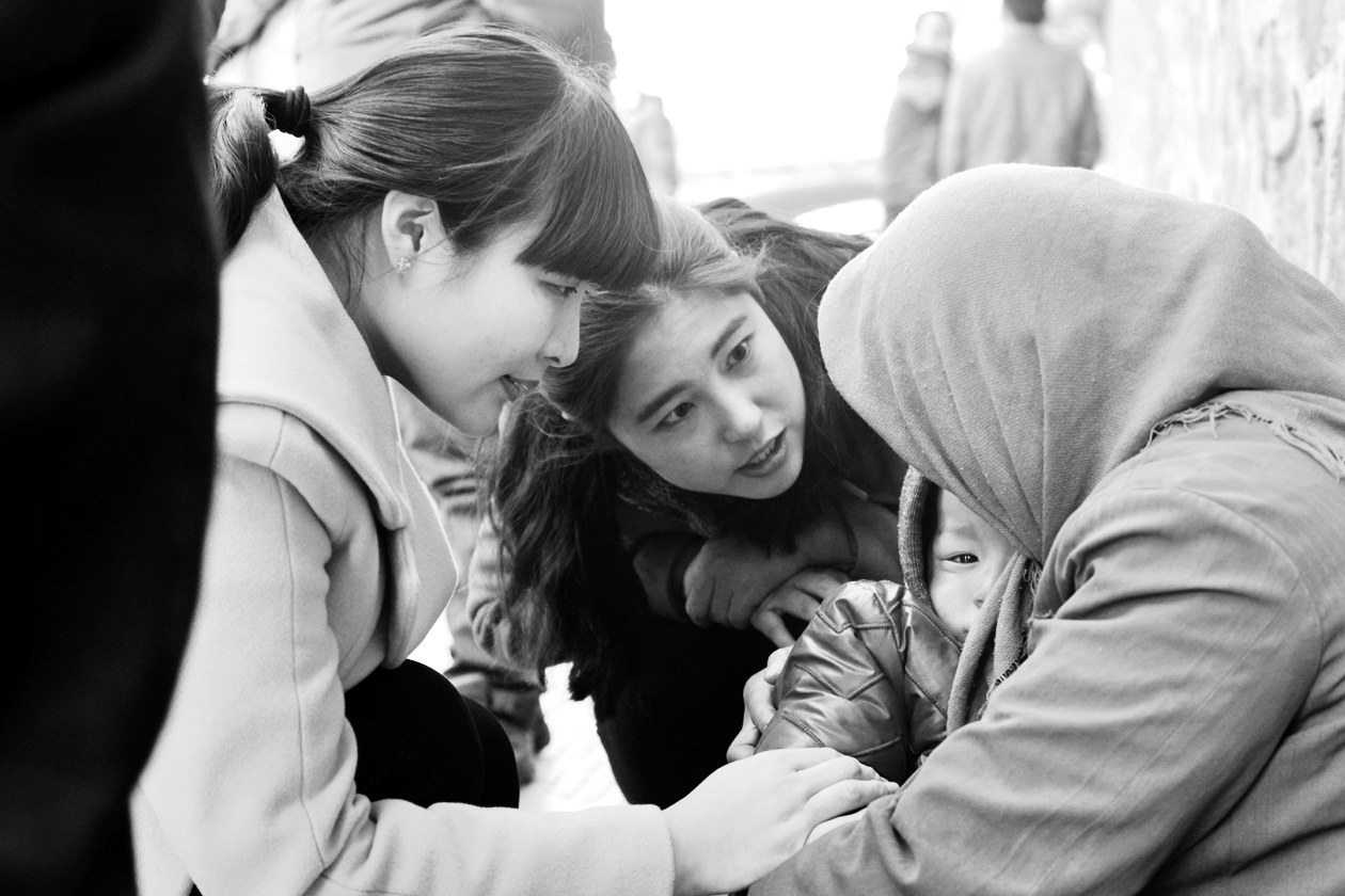 “幫女郎”(左)和“小莉”發(fā)現(xiàn)乞討男童后，上前近距離進(jìn)行辨認(rèn)