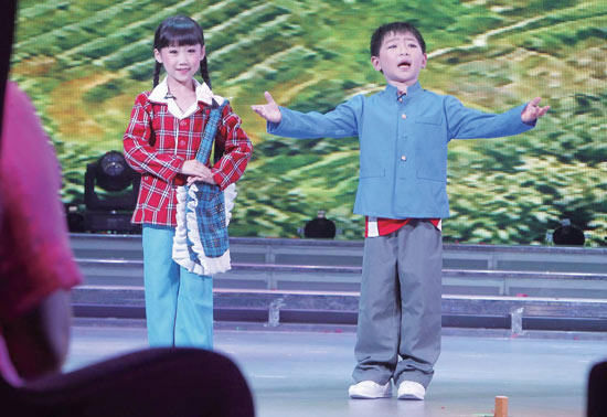 孩子們的表演有模有樣，讓人忍俊不禁