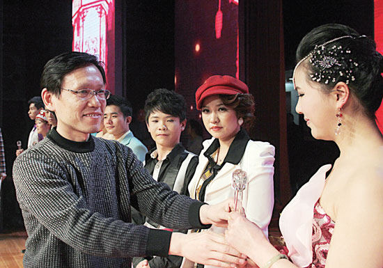 2013年2月1日，《對9當(dāng)歌》總決賽在鄭州開唱。圖為東方今報副社長胡楊為選手頒獎