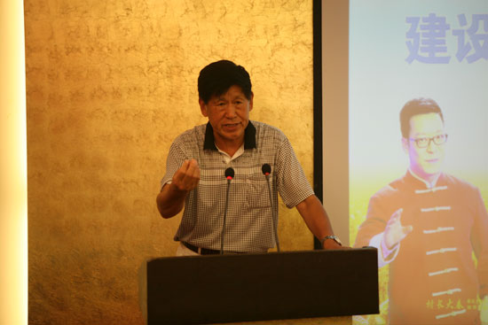 原河南省農(nóng)業(yè)廳副廳長(zhǎng)、現(xiàn)任河南省土壤肥料協(xié)會(huì)秘書長(zhǎng)肖興貴發(fā)表講話