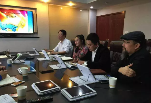 從右至左依次為趙財(cái)神，雅購(gòu)供銷CEO許濤，農(nóng)團(tuán)聯(lián)盟創(chuàng)始人王婷。