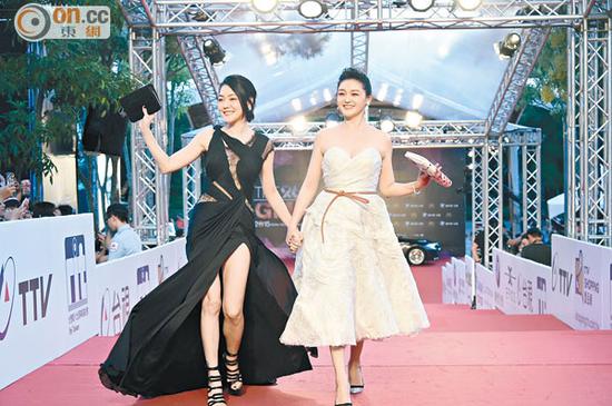 大Ｓ（右）和?。訝渴肿呒t地毯。