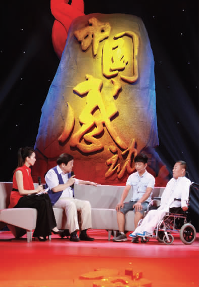 肇恒君（右一）天生殘疾，但是他自兒時(shí)起就有著一個(gè)音樂夢