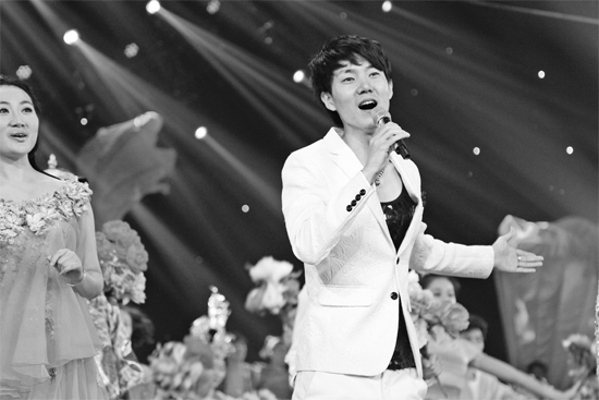 在青歌賽頒獎盛典上，王晰的超炫男低音再次引爆全場