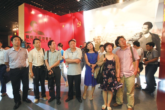 河南電視臺(tái)、河南人民廣播電臺(tái)、河南省詩歌學(xué)會(huì)的專家、詩人、記者等數(shù)十人赴蘭考焦裕祿紀(jì)念園采風(fēng)學(xué)習(xí)