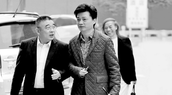 錢文忠（左）、小崔、蔡志忠（后）三位大咖步入錄制現(xiàn)場(chǎng)