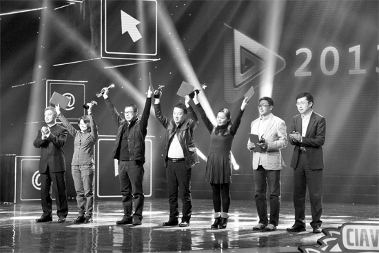 《留言》導演孫曉暉（左三）現(xiàn)場領(lǐng)獎 河南電視臺供圖