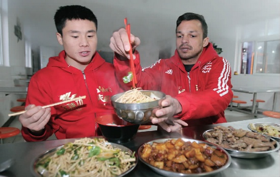 　約瑟夫一再表示食堂大師傅飯菜做得很好，他的筷子已經(jīng)用得很熟練了