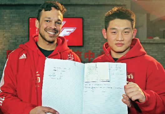 　　約瑟夫手繪了每個選手的肖像，認(rèn)認(rèn)真真地用字母拼寫出選手的中文名字附注?！翱?，這個是鄭召玉喲”