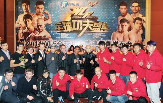 新聞發(fā)布會(huì)上，中外選手齊聚一堂。