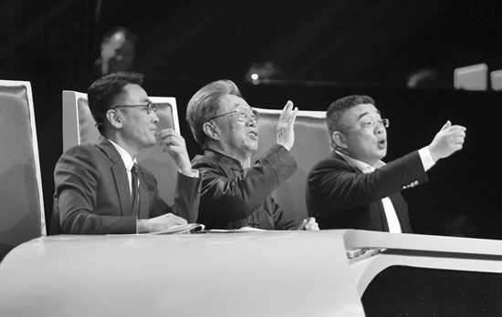 困擾著很多漢語(yǔ)使用者的問(wèn)題，被三位先生以輕松幽默的方式提出來(lái)自嘲后，都令觀眾會(huì)心大笑。