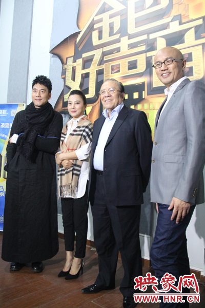 林依輪、李玲玉、楊洪基三位評委導(dǎo)師以及主持人孫國慶接受媒體采訪