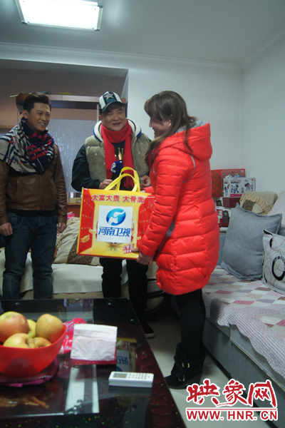 范軍、張竟達(dá)噓寒問暖送祝福