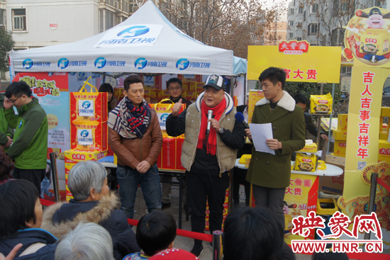 范軍、張竟達(dá)在社區(qū)與群眾親切互動(dòng)