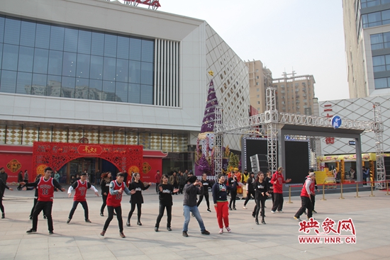 河南衛(wèi)視舉辦的“看大劇，送福利”活動 王志/攝