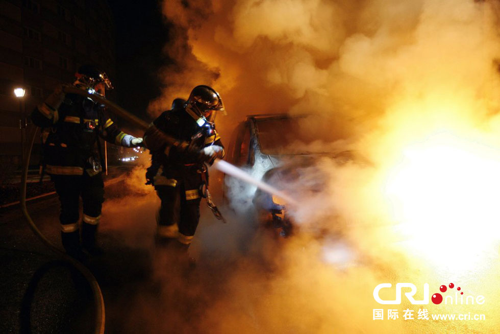 法國(guó)跨年夜上千輛汽車被燒毀 法國(guó)跨年夜上千輛汽車被燒毀