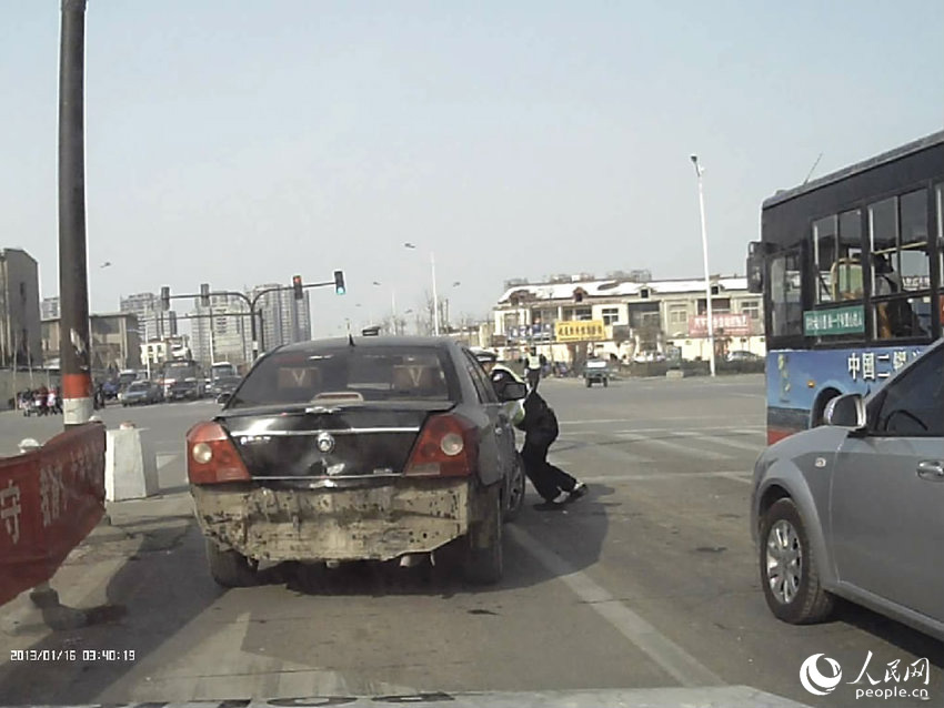 山東一轎車(chē)拖協(xié)警狂奔3000米 司機(jī)被刑拘