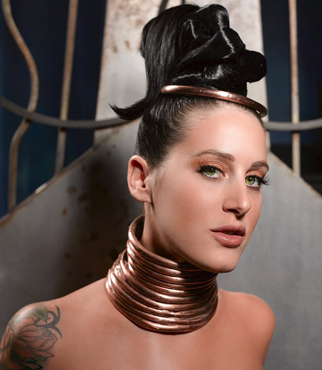 女子戴項圈拉長脖子 女子戴項圈拉長脖子