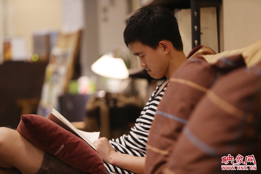 徐浩然，24歲，圖書編輯：在書店看紙質(zhì)書，意境會更深一些。