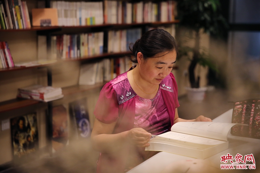 王艷、44歲，某醫(yī)院醫(yī)生：白天沒有時間，晚上帶小孩來這里培養(yǎng)她們的讀書習(xí)慣。