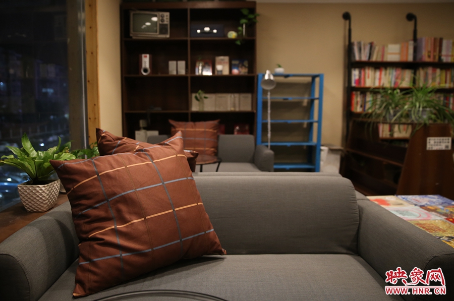 書店內(nèi)的布置非常溫馨，有種家里書屋的感覺。