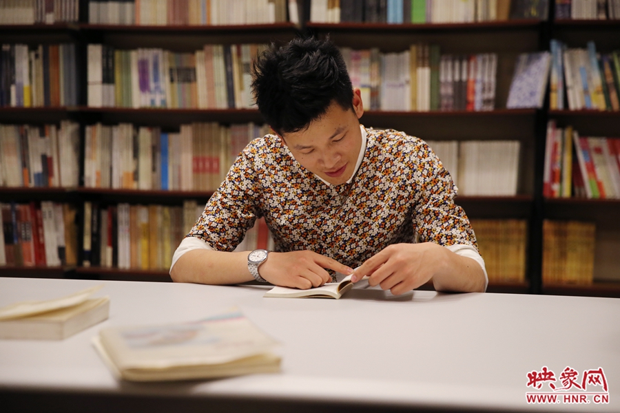 李恒，26歲，私營業(yè)主：喜歡撫摸紙質(zhì)書的感覺。