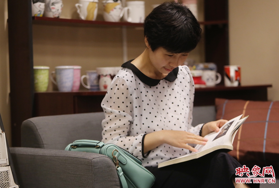 毛韶華，年齡保密，文字工作者：紙質(zhì)書是營養(yǎng)餐，電子書是快餐。