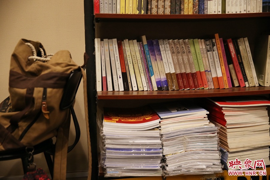 放下背包，捧起一本喜愛的書，生活的另一種方式。