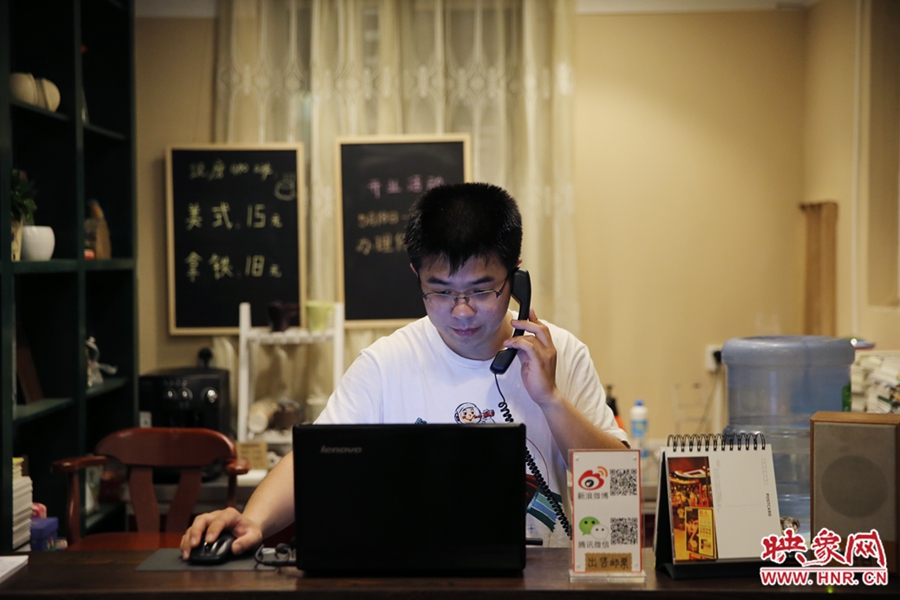 店長小博，由于書店搬遷至此，經(jīng)常接詢問地址的電話。