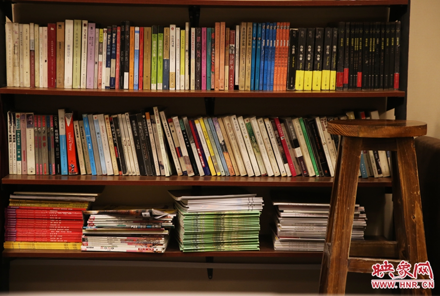 書店內(nèi)設(shè)置的高腳凳子。