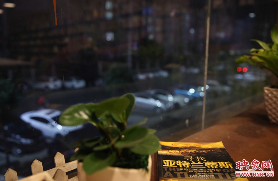 一扇窗，將喧鬧與寧靜分割。