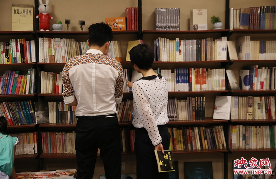 看書的人。