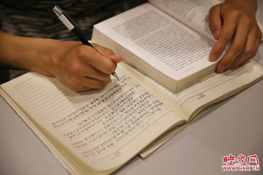 看書的人。